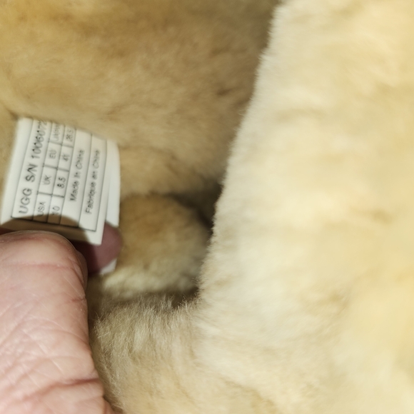 Genuine UGG Boots - Picture 7 of 9